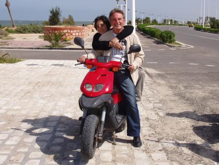 Yves et moi  a moto faisant le tour de l'ile