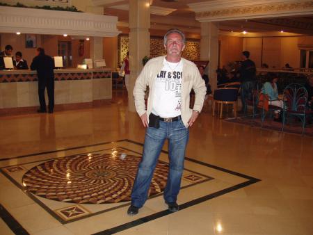 YVES DANS LE HALL DE L'HOTEL 