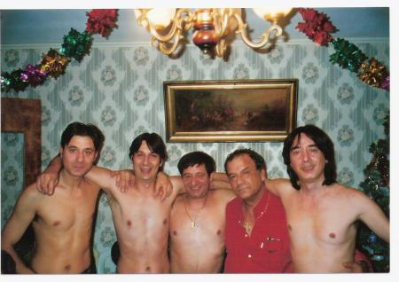   mes 4 freres  torse  nu et mon beauf    francois en rouge    a   gauche       bebe      antonio    raphael         tito                              