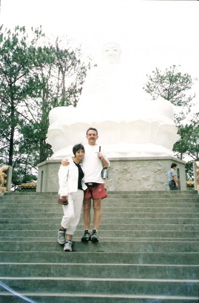 devant un immense bouddha